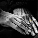 Đôi tay và sự lặng thầm của má