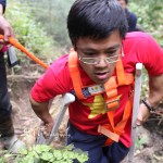 Chàng trai 90cm chinh phục thành công Fansipan bằng nạng gỗ