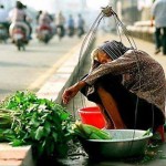 Câu Chuyện Về Bà Cụ Bán Rau Khiến Mọi Người Xúc Động