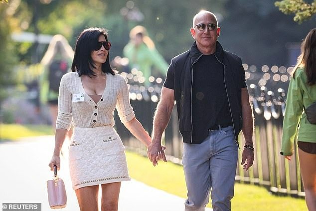 Bên trên, Jeff Bezos và Lauren Sanchez đang đi dạo tại Sun Valley Resort ở Idaho, ngày 10 tháng 7 năm 2024. Sanchez, hôn thê của Bezos, đã xác nhận cam kết của đối tác của mình trong việc giữ cho giờ "làm việc" buổi sáng của anh ấy không có "thời gian sử dụng màn hình" trong một cuộc phỏng vấn với People vào tháng trước